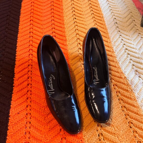 1960s Naturalizer black patent leather pumps with block heel! - Picture 3 of 12